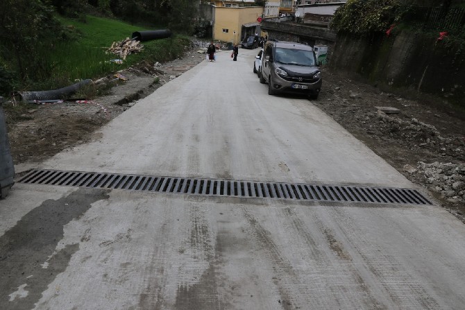 rize-belediyesinin-alt-yapi-calismalari-kapsaminda-baslatmis-oldugu-yagmur-suyu-kanal-genisletme-calismasinin-ardindan-ataturk-caddesi-arac-trafigine-acildi-(1).jpg