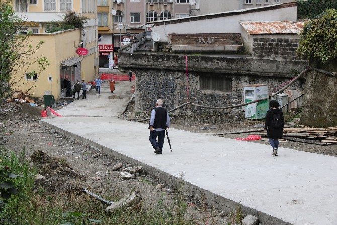 rize-belediyesinin-alt-yapi-calismalari-kapsaminda-baslatmis-oldugu-yagmur-suyu-kanal-genisletme-calismasinin-ardindan-ataturk-caddesi-arac-trafigine-acildi-(2).jpg
