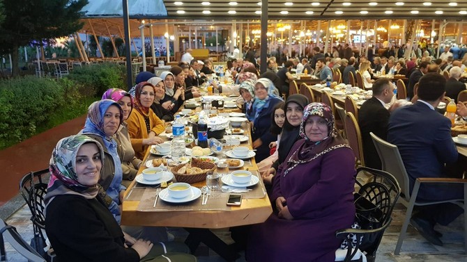 rize-belediyesinin-iftar-programina-yogun-ilgi-(35).jpg