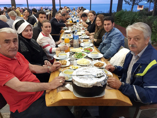 rize-belediyesinin-iftar-programina-yogun-ilgi-(42).jpg
