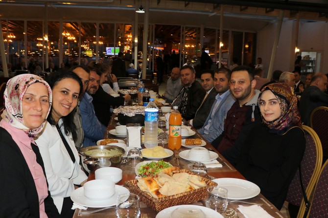 rize-belediyesinin-iftar-programina-yogun-ilgi-(8).jpg