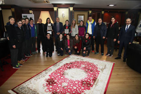 rize-belediyespor-genc-bayanlar-basketbol-sampiyonlari-belediye-baskani-prof.-dr.-resat-kasap’i-ziyaret-etti-3.jpg