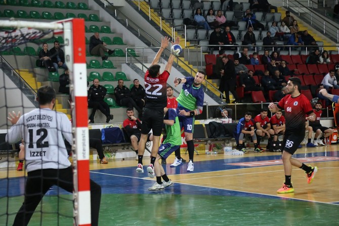 rize-belediyespor-hentbol-takimi-1-ligde-evinde-oynadigi-ucuncu-macinda-yozgat-belediyesi-bozok-hentbol-karsisinda-28-22lik-skorla-galip-gelmeyi-basardi-2.jpg