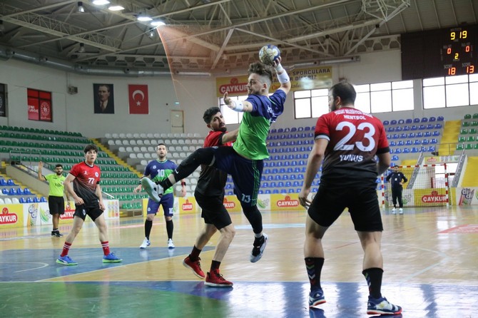 rize-belediyespor-hentbol-takimi-1-ligde-evinde-oynadigi-ucuncu-macinda-yozgat-belediyesi-bozok-hentbol-karsisinda-28-22lik-skorla-galip-gelmeyi-basardi-4.jpg