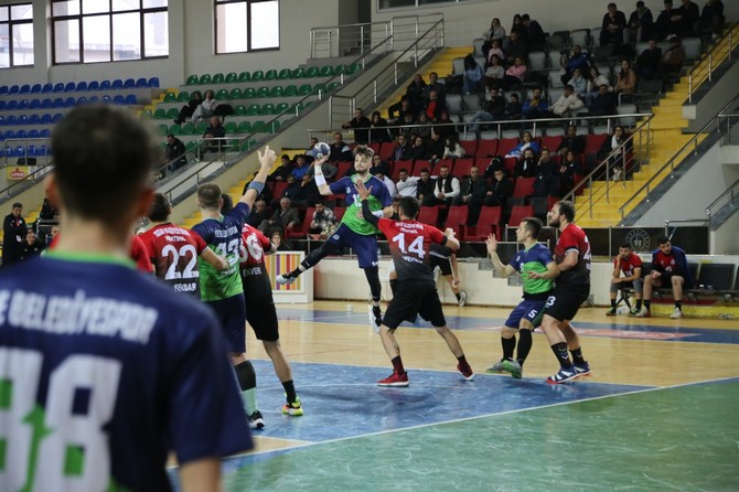 rize-belediyespor-hentbol-takimi-1-ligde-evinde-oynadigi-ucuncu-macinda-yozgat-belediyesi-bozok-hentbol-karsisinda-28-22lik-skorla-galip-gelmeyi-basardi-7.jpg