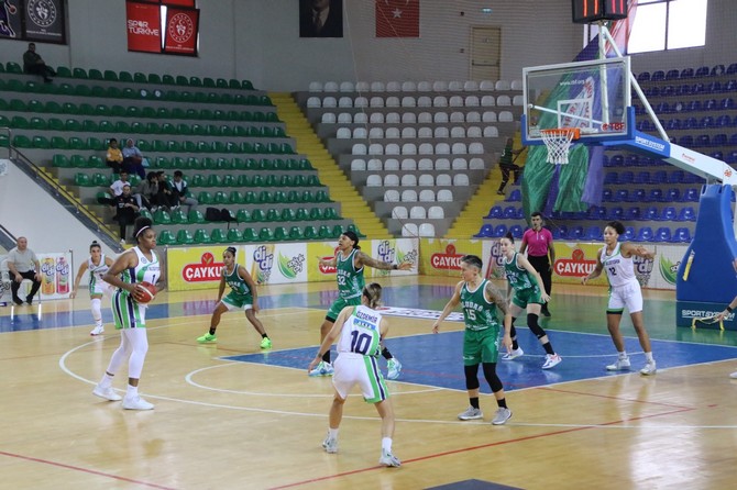 rize-belediyespor-ile-bursa-uludag-basketbol-macindan-kareler-4.jpg