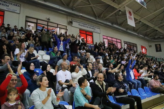 rize-belediyespor-ile-bursa-uludag-basketbol-macindan-kareler-6.jpg