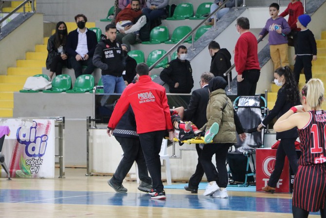 rize-belediyespor-turgutlu-belediyespor-musabakasinda-turgutlu-belediyespor-oyuncusu-sule-aktasin-ayagi-kirildi-aktas-salondan-sedye-ile-cikartilarak-hastaneye-kaldirildi-4.jpg