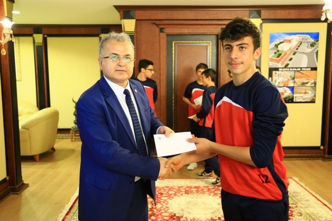 rize-belediyespor-u-15-futbol-takimi-futbolcularindan-resat-kasapa-ziyaret-(3).jpg