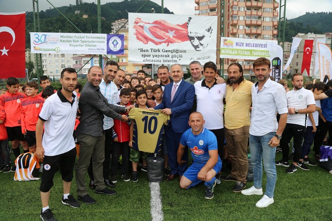 rize-cay-ve-yaz-sporlari-festivali-minikler-futbol-turnuvasiyla-basladi-(2).jpg