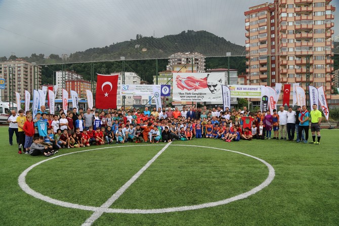 rize-cay-ve-yaz-sporlari-festivali-minikler-futbol-turnuvasiyla-basladi-(3).jpg