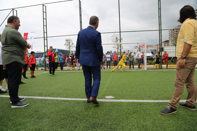 rize-cay-ve-yaz-sporlari-festivali-minikler-futbol-turnuvasiyla-basladi-(5).jpg