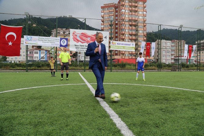 rize-cay-ve-yaz-sporlari-festivali-minikler-futbol-turnuvasiyla-basladi-(6).jpg
