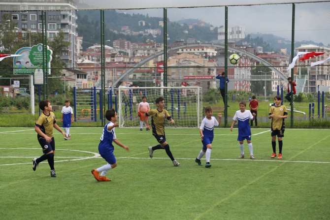 rize-cay-ve-yaz-sporlari-festivali-minikler-futbol-turnuvasiyla-basladi-(7).jpg