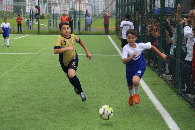 rize-cay-ve-yaz-sporlari-festivali-minikler-futbol-turnuvasiyla-basladi-(8).jpg