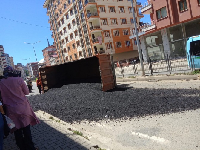 rize-dagdibinde-sicak-asfalt-yuklu-kamyon-kazasi-(4).jpg