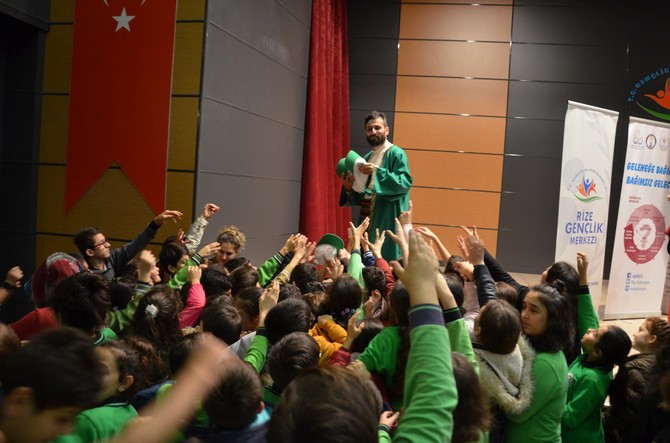 rize-dernekler-federasyonu’nun-yuruttugu-‘gelenege-bagimli,-bagimsiz-gelecek’-adli-proje-rize-genclik-merkezinde-start-aldi-(9).jpg