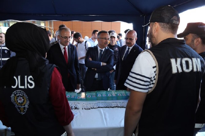 rize-emniyet-mudurlugu,-ogrencilerin-teror-orgutlerinin-faaliyetlerine-karsi-bilgilendirilmesi-ve-bilinclendirilmesi-amaciyla-recep-tayyip-erdogan-universitesi’nde-stant-kurdu.--(1).jpg