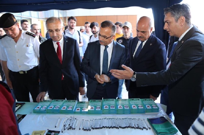 rize-emniyet-mudurlugu,-ogrencilerin-teror-orgutlerinin-faaliyetlerine-karsi-bilgilendirilmesi-ve-bilinclendirilmesi-amaciyla-recep-tayyip-erdogan-universitesi’nde-stant-kurdu.--(2).jpg