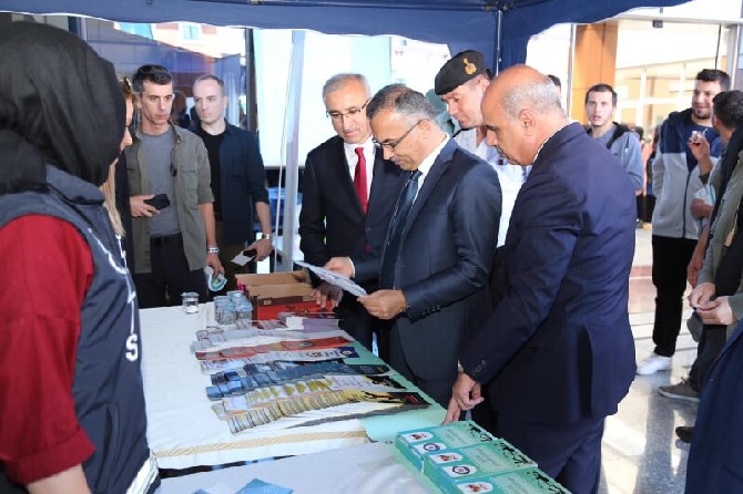 rize-emniyet-mudurlugu,-ogrencilerin-teror-orgutlerinin-faaliyetlerine-karsi-bilgilendirilmesi-ve-bilinclendirilmesi-amaciyla-recep-tayyip-erdogan-universitesi’nde-stant-kurdu.--(5).jpg