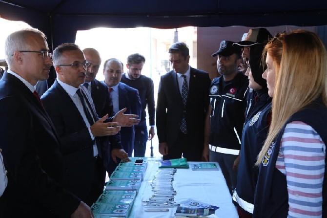 rize-emniyet-mudurlugu,-ogrencilerin-teror-orgutlerinin-faaliyetlerine-karsi-bilgilendirilmesi-ve-bilinclendirilmesi-amaciyla-recep-tayyip-erdogan-universitesi’nde-stant-kurdu.--(6).jpg