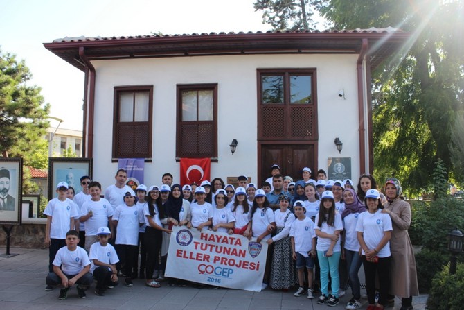 rize-emniyet-mudurlugu-hayata-tutunan-eller-projesi-ile-ogrenciler-ankara-ve-konyayi-gezdi-(10).jpg