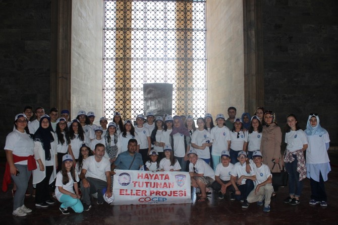 rize-emniyet-mudurlugu-hayata-tutunan-eller-projesi-ile-ogrenciler-ankara-ve-konyayi-gezdi-(14).jpg