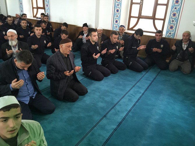 rize-emniyet-mudurlugu-sehitler-icin-mevlid-okuttu-(32).jpg
