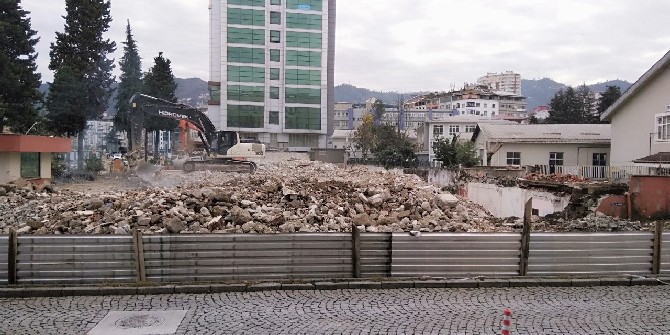 rize-emniyet-mudurlugunun-eski-binasinin-yikimi-tamamlandi-(1).jpg