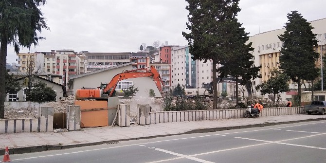 rize-emniyet-mudurlugunun-eski-binasinin-yikimi-tamamlandi-(3).jpg