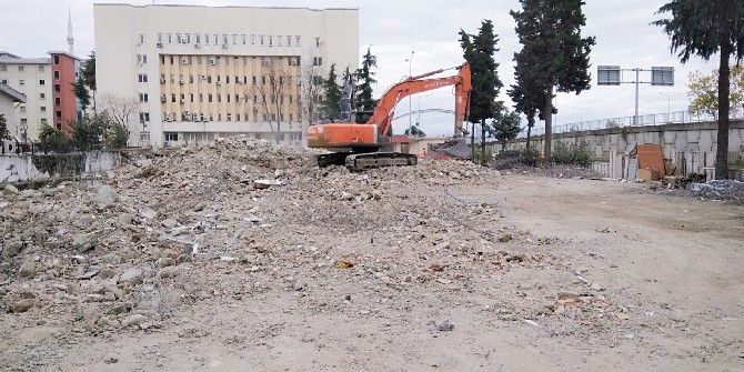 rize-emniyet-mudurlugunun-eski-binasinin-yikimi-tamamlandi-(6).jpg