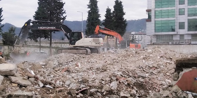 rize-emniyet-mudurlugunun-eski-binasinin-yikimi-tamamlandi-(7).jpg