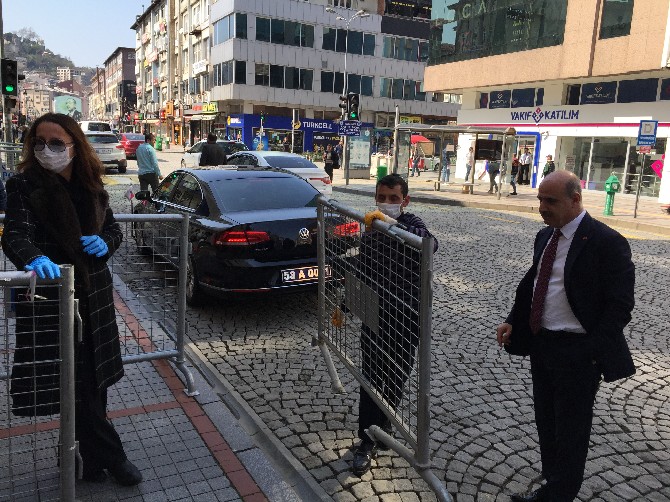 rize-emniyet-muduru-gokduman’dan-banka-subeleri-onunde-bariyerli-sosyal-mesafe-onlemi-(11).jpg