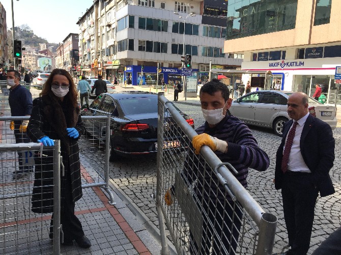 rize-emniyet-muduru-gokduman’dan-banka-subeleri-onunde-bariyerli-sosyal-mesafe-onlemi-(12).jpg