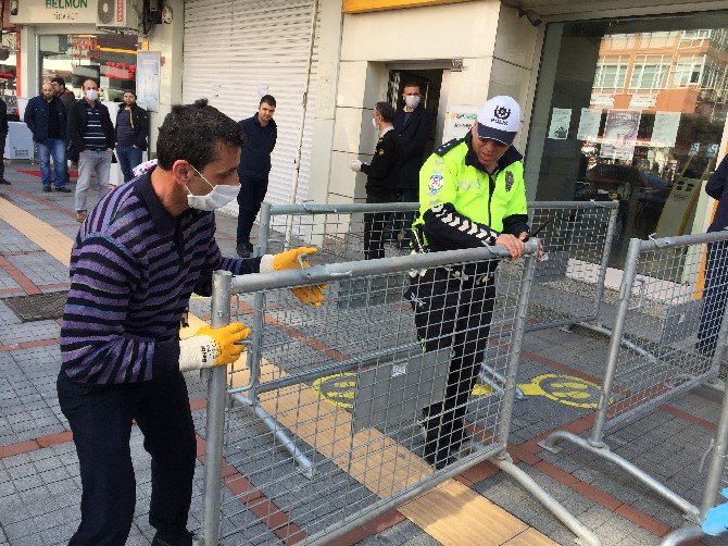 rize-emniyet-muduru-gokduman’dan-banka-subeleri-onunde-bariyerli-sosyal-mesafe-onlemi-(13).jpg