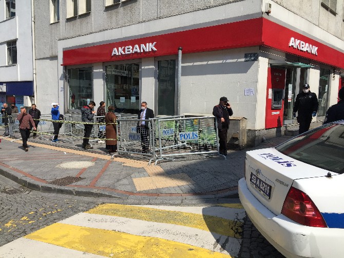 rize-emniyet-muduru-gokduman’dan-banka-subeleri-onunde-bariyerli-sosyal-mesafe-onlemi-(18).jpg