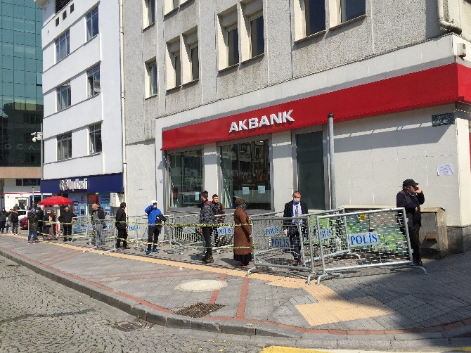 rize-emniyet-muduru-gokduman’dan-banka-subeleri-onunde-bariyerli-sosyal-mesafe-onlemi-(19).jpg