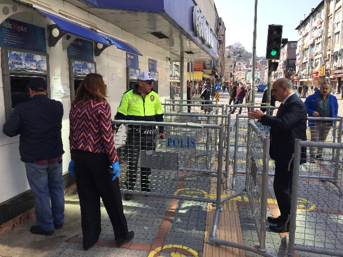 rize-emniyet-muduru-gokduman’dan-banka-subeleri-onunde-bariyerli-sosyal-mesafe-onlemi-(2).jpg
