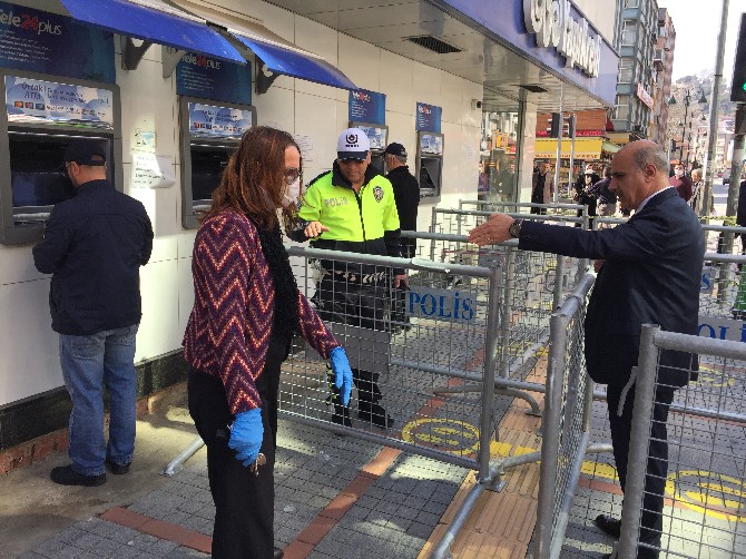 rize-emniyet-muduru-gokduman’dan-banka-subeleri-onunde-bariyerli-sosyal-mesafe-onlemi-(3).jpg