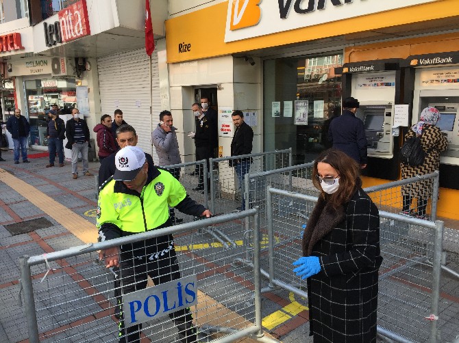 rize-emniyet-muduru-gokduman’dan-banka-subeleri-onunde-bariyerli-sosyal-mesafe-onlemi-(9).jpg