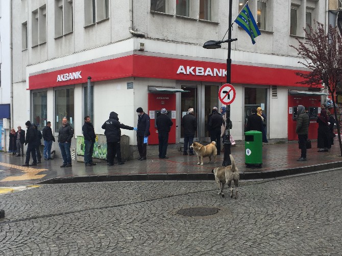 rize-emniyeti’nden-banka-ve-atm-onlerinde-sosyal-mesafe-onlemi-(1).jpg