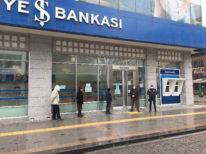 rize-emniyeti’nden-banka-ve-atm-onlerinde-sosyal-mesafe-onlemi-(4)-001.jpg