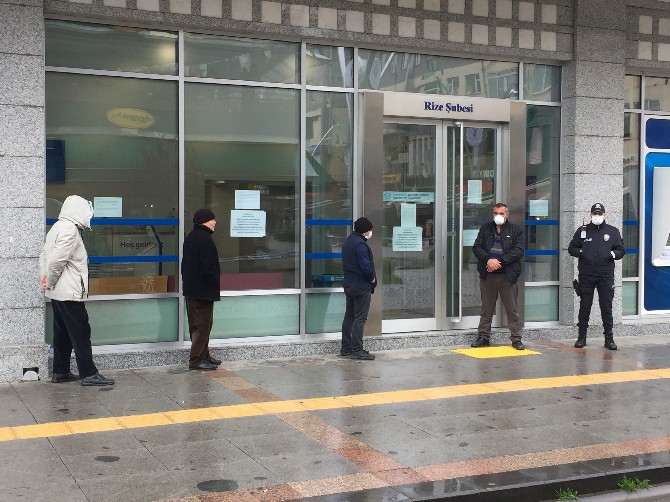 rize-emniyeti’nden-banka-ve-atm-onlerinde-sosyal-mesafe-onlemi-(5).jpg