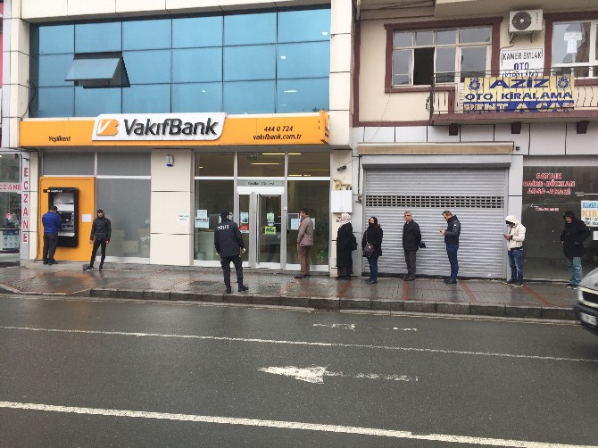rize-emniyeti’nden-banka-ve-atm-onlerinde-sosyal-mesafe-onlemi-(9).jpg