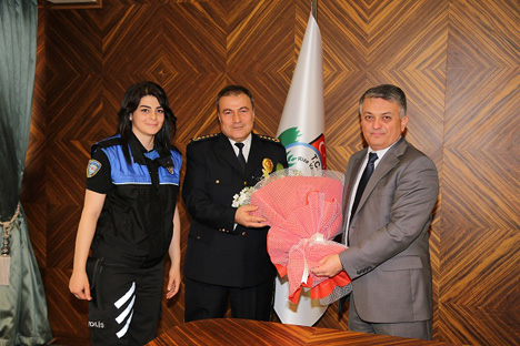 rize-emniyetinden-vali-yaziciya-ziyaret3.jpg rize-emniyetinden-vali-yaziciya-ziyaret3.jpg