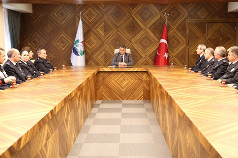 rize-emniyetinden-vali-yaziciya-ziyaret5.jpg rize-emniyetinden-vali-yaziciya-ziyaret5.jpg