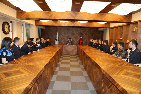 rize-emniyetinden-vali-yaziciya-ziyaret6.jpg rize-emniyetinden-vali-yaziciya-ziyaret6.jpg