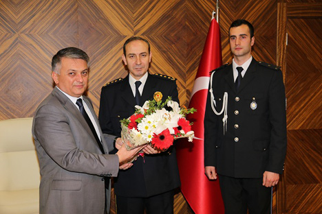 rize-emniyetinden-vali-yaziciya-ziyaret7.jpg rize-emniyetinden-vali-yaziciya-ziyaret7.jpg
