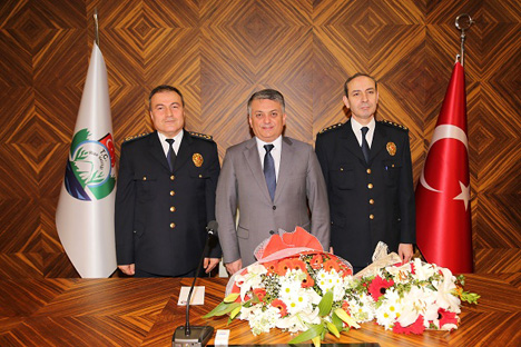 rize-emniyetinden-vali-yaziciya-ziyaret8.jpg rize-emniyetinden-vali-yaziciya-ziyaret8.jpg