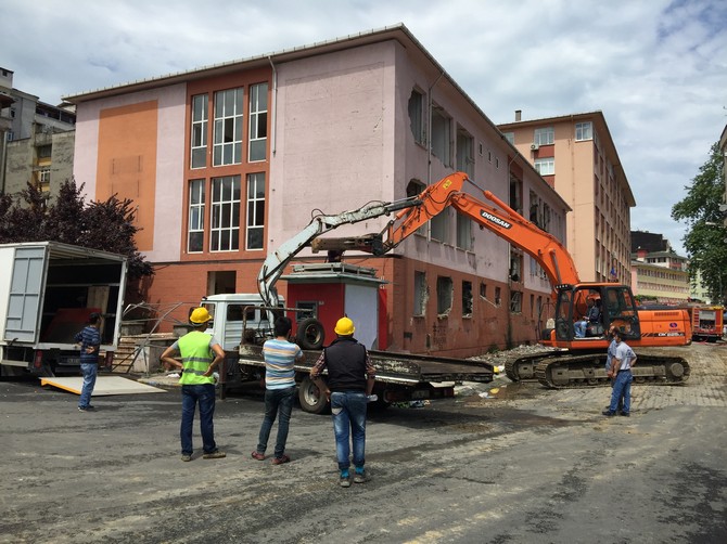 rize-eski-adliye-binasi-torenle-yikildi-(1).jpg